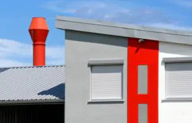 Vorbaurolladen an einem Gewerbebau